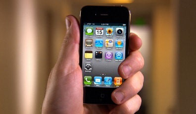iPhone 4 trzyma
